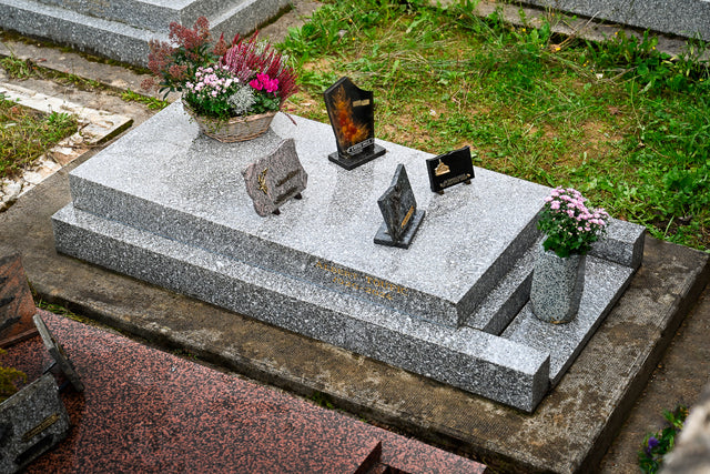 Replantation et fleurissement de la sépulture